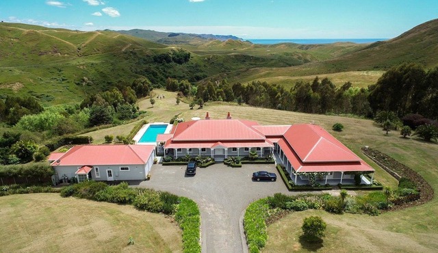 Luxurious Private Cottage Overlooking the Ocean in Hawke's Bay, New Zealand