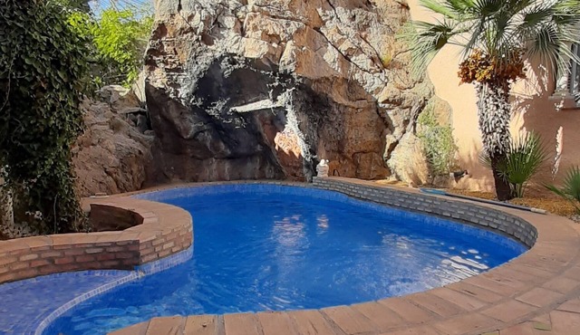 Luxury 3 BD mountainside villa, spectacular sunsets.