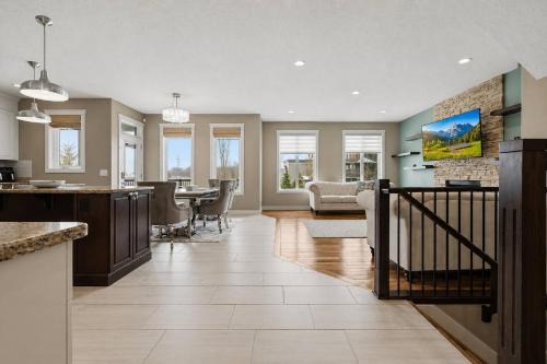 Luxury 4BR and 3,5 Bath in Beautiful Neighborhood