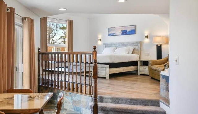 Luxury Apartment with Jacuzzi Tub - 25 min to Blue Mountain, 3 min walk to Beach