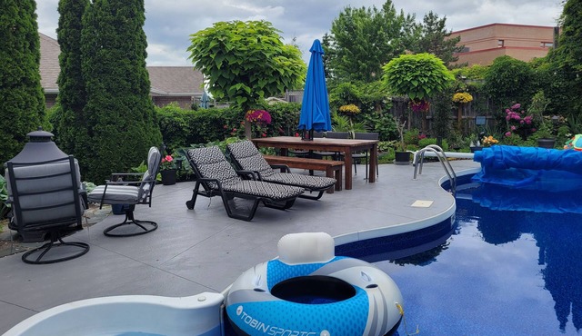 Luxury home backyard paradise, salt water pool heated May to Oct. . 3bdrm 2 bath