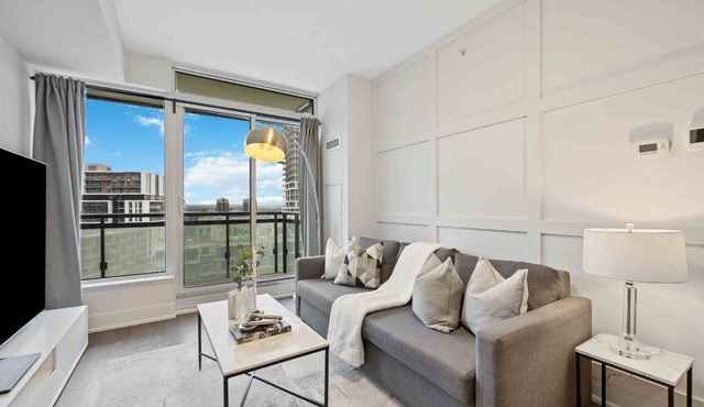 Luxury Suite in DT Markham Core w/Parking. Amenities. Close to restaurants&malls