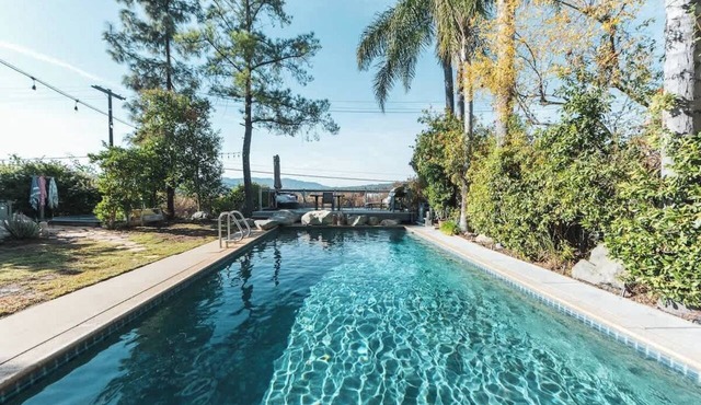 Luxury Villa w/Pool & Hot Tub near NASA