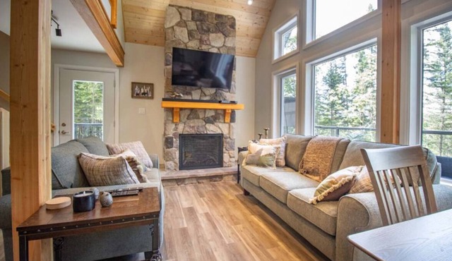 Madawaska Memories- 4BR Waterfront Cottage with Hot Tub and Unlimited Wi-Fi