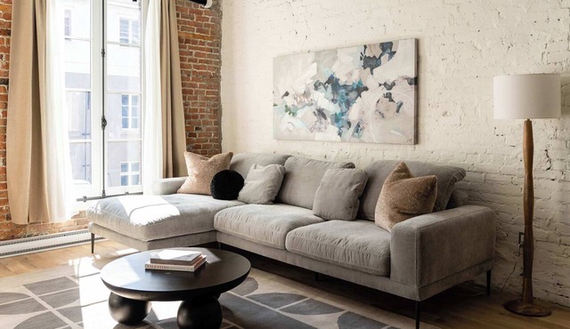 Maison Place Jacques-Cartier Luxury One-Bedroom Apartment Old Montreal Freestanding bath Full Kitchen Wi-Fi AC