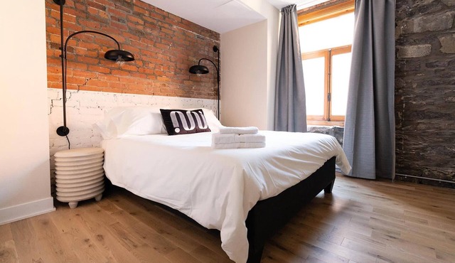Maison Place Royale Luxury Two-Bedrooms Apartment Old Montreal Full Kitchen Stone Walls Wi-Fi AC