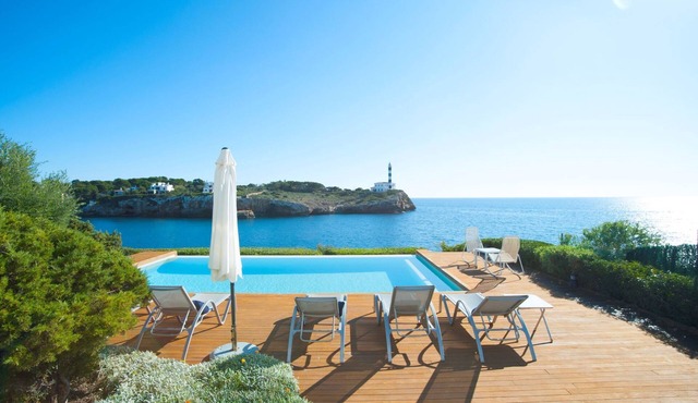 Majestätische Villa mit 5 Schlafzimmern und Pool direkt am Meer by Interhome