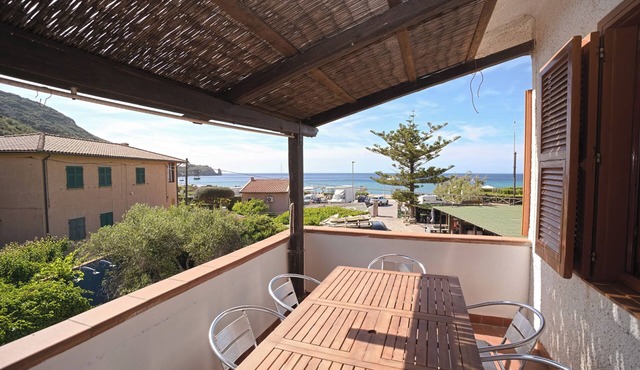 Margherita-1: large apartment, wonderful sea view of Giglio Campese.