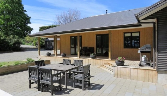 Middle Rock High Country Farm Stay, nature calls - relax, escape, explore!