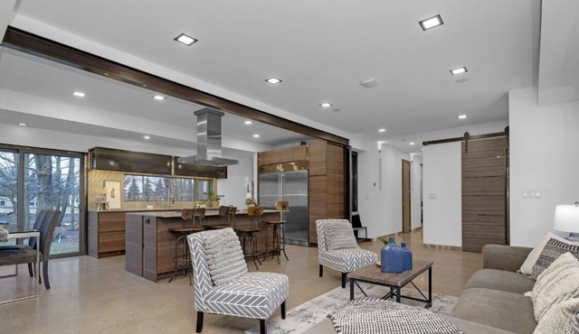 Minutes from Osprey golf! Full modern home in Alton with pool table and sauna.