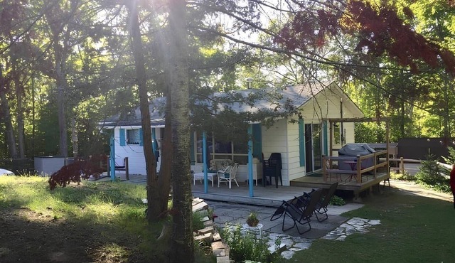 Minutes from the beach, large 3 bedroom, huge yard, fire pit,outdoor bar,hot tub