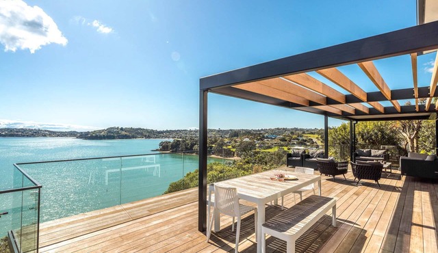 Moana Retreat - Sea Views Near Kennedy Point