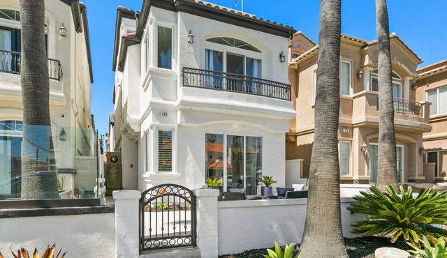 Model perfect beach getaway less than 1 block to the ocean!
