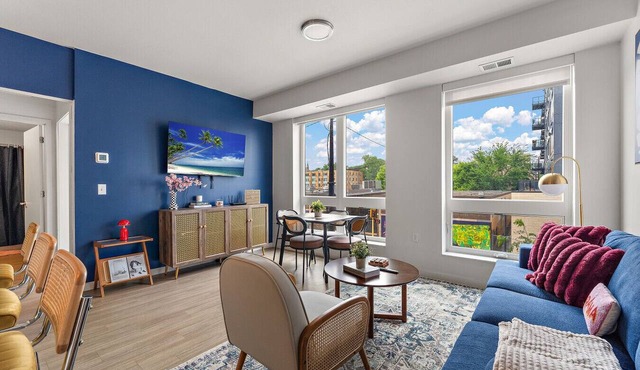 Modern 2BR/2BA with Parking near Downtown