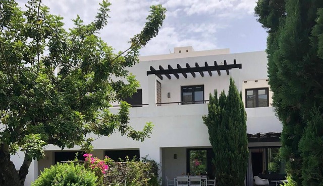 Modern, 4 bedroom, 3 bathroom villa in Macenas with large communal pool