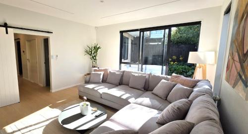 Modern 4BDR Coastal Luxury in Orakei