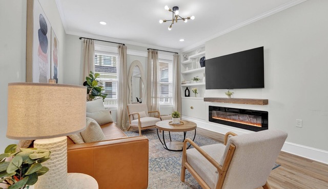 Modern 5BR Near Downtown Boston Private Parking, Backyard & Walk to Train