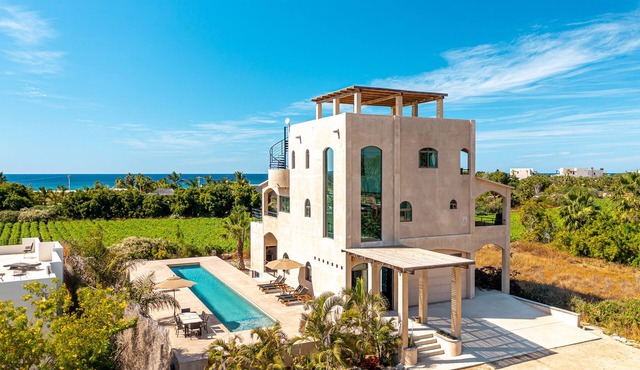 Modern and Airy 5 bedroom with unparalleled ocean and mountain views