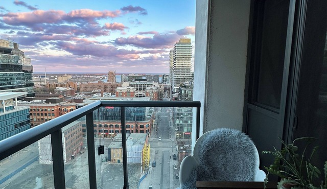 Modern and cozy apartment perfect for working remotely in Downtown Toronto nn