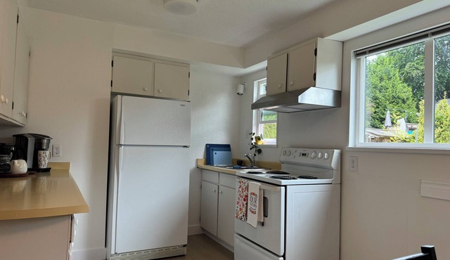 Modern Bright Suite 2 Bdrm/short /long stays/25 min YVR Airport 7 min Ferry n