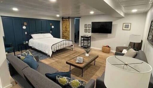 Modern & Chic XL Studio w/EZ City/Airport Access