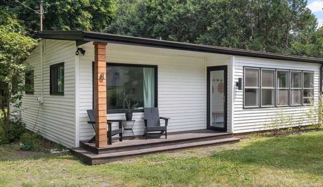 Modern Cottage near Robinson Pond