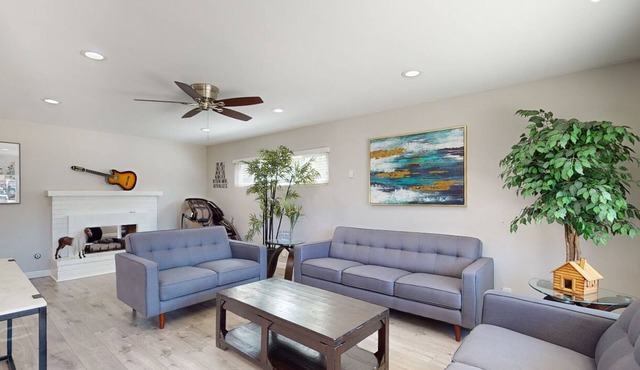Modern Family Oasis – Pet-Friendly & Minutes from Disney