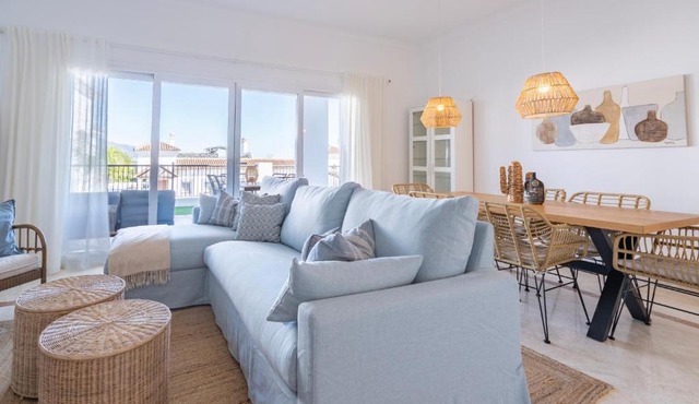 Modern Luxurious 3-Bedroom Residence with Resort Amenities