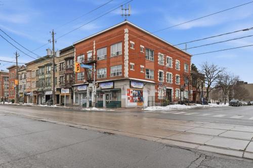 Modern Luxury 3BR Home in Downtown Toronto