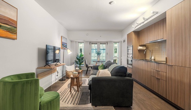 Modern Luxury Suite with King Bed in Downtown T.O.