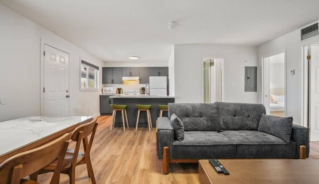 Modern Two-Bedroom Suite - 25 min to Blue Mountain, 3 min walk to Beach