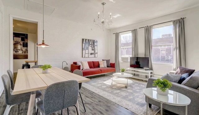 Mont-Royal Apartment Near Cafés & La Fontaine Park