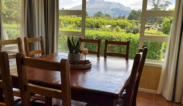 Mount Taranaki Basecamp: 4BR Farmhouse + Games Room