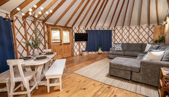 Mourning Dove Yurt! Cold A/C! Hot Tub! Medina River Access ! Close to Town!