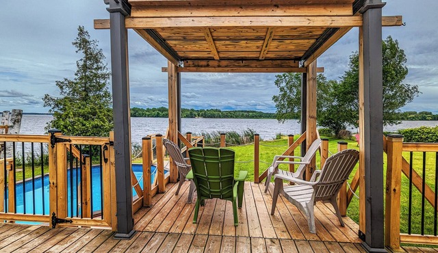 nALL-SEASON WATERFRONT COTTAGE AT LAKE SCUGOG, KAWARTHA LAKES, 1:15hr FROM GTA