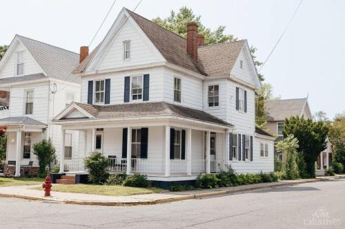 Near Waterfront, Maryland Renovated Home - Walk to Historic Downtown!