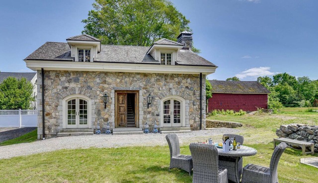 NEW! Beautiful Stone House Near Mystic, Beaches & Foxwoods. Pets Welcomed.
