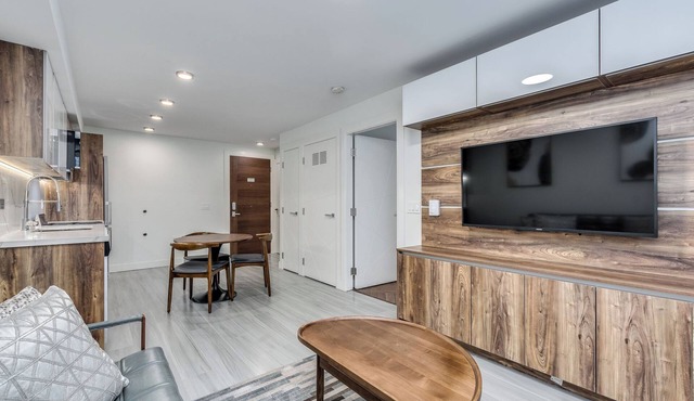 NEW - Luxury - 1 Bedroom - Walk to the Beach - 1168 Pendrell
