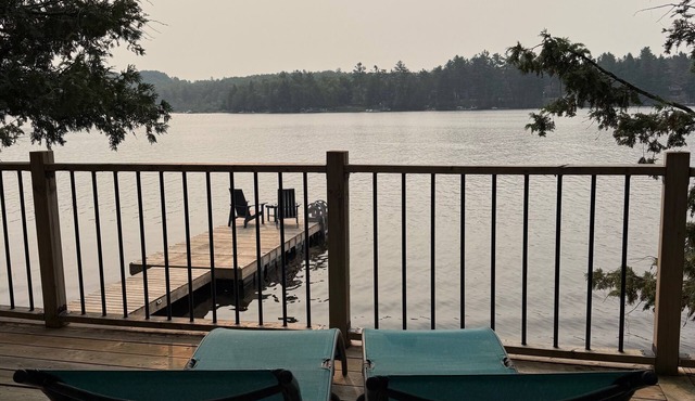 NEW Modern Waterfront Cottage with Hot tub/Sauna/AC Directly on the Lake!