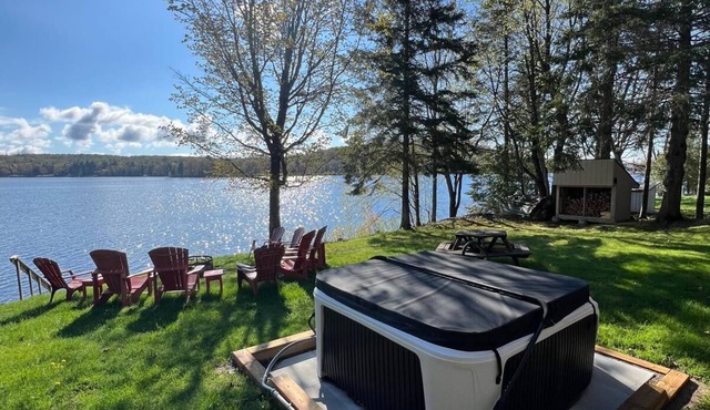 NEW*The Getaway: Luxe Lakefront w Hot Tub/Starlink/Dock/Water Toys/Modern