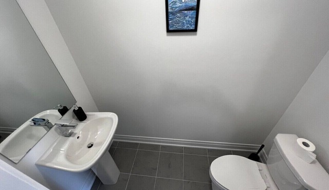 Newmarket's Finest: Luxury 4BR Townhouse with Top Amenities