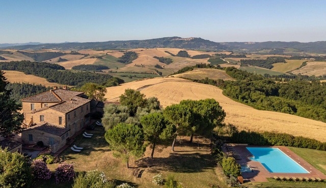 Nice apartment in villa for 6 people with pool, WIFI, TV, terrace, pets allowed and panoramic view