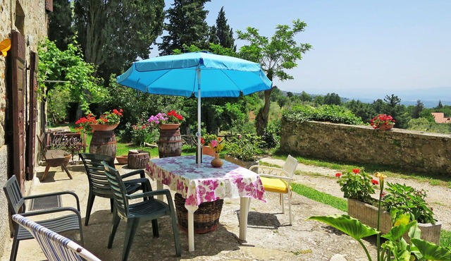 Nice apartment in villa for 2 guests with WIFI, pool, terrace, pets allowed and panoramic view