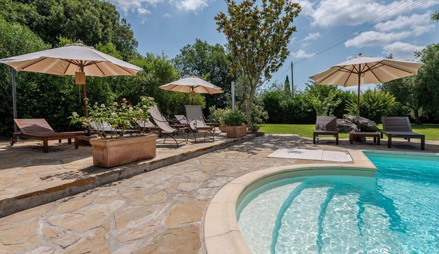 Nice apartment in villa for 5 guests with WIFI, pool, A/C, TV, patio and pets allowed
