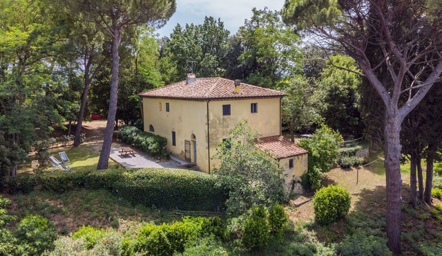 Nice apartment in villa for 4 guests with pool, WIFI and pets allowed