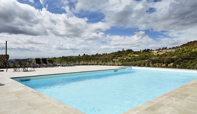 Nice apartment with WIFI, pool, TV, pets allowed and panoramic view, close to Arezzo