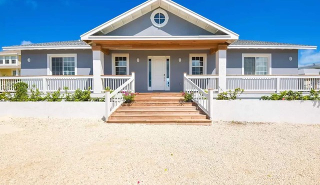 Oceanfront home! 7 Bdrm Beachfront Villa, heated Pool, 2bedroom cottage