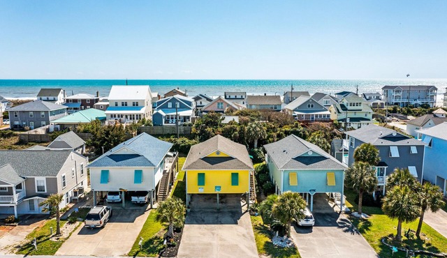 On Island Time: Dog Friendly, Centrally located, fenced yard - walk to the beach
