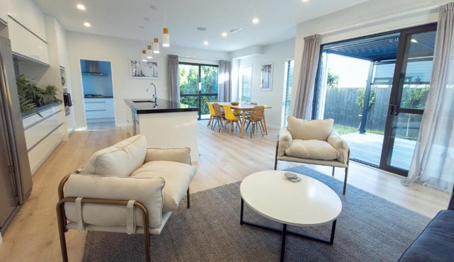 Orewa Coastal Executive Retreat - 5 Beds & 5 Private Baths
