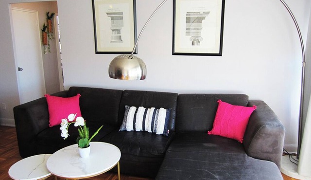 Parkdale Pad nA close walk to BudStage & the Waterfront.nPet friendly!